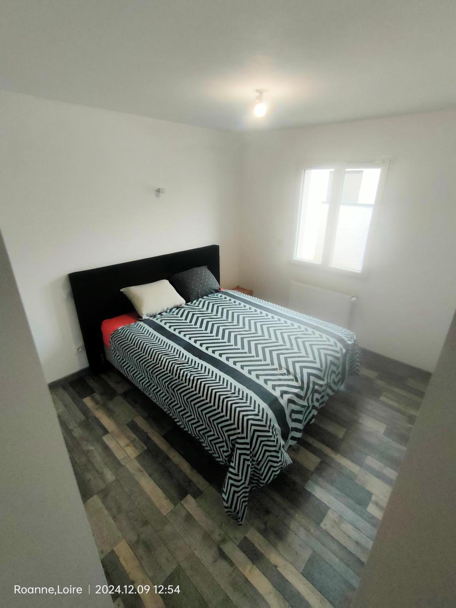 Chambre Dans Maison Plain-Pied Moderne Roanne Bagian luar foto